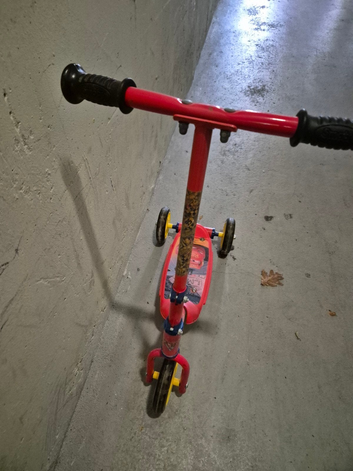 Rode kinderstep met Cars-thema, Fietsen en Brommers, Steps, Ophalen, Gebruikt, Gewone step, Onbekend