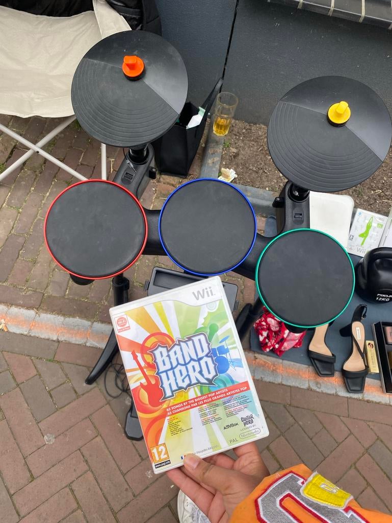 Band Hero drumstel voor Wii met game, Spelcomputers en Games, Games | Nintendo Wii, Muziek, Gebruikt, Eén computer, Ophalen of Verzenden