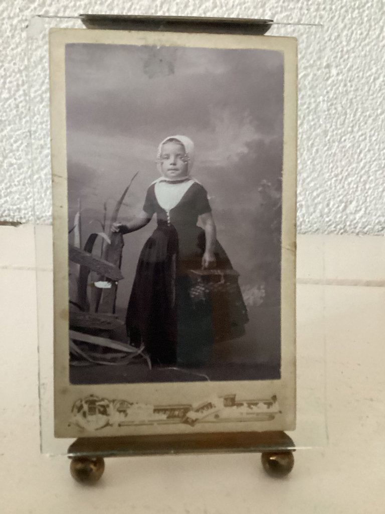 Fotokaartje. C.D.V. (Meisjes in Zeeuwse klederdracht), Ophalen of Verzenden, Voor 1920, Ongelopen, Zeeland