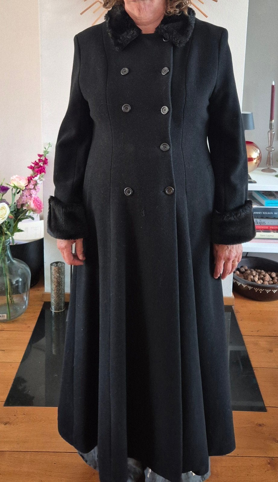 Lange zwarte winterjas met nep bontkraag en manchetten, Maat 38/40 (M), Zwart, Ophalen of Verzenden, Onbekend