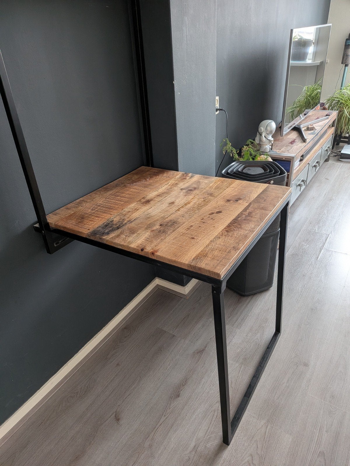 Wandbureau met plank - inklapbare tafel - Industrieel design, Huis en Inrichting, Bureaus, Ophalen, Opbergruimte, Hout, Bruin