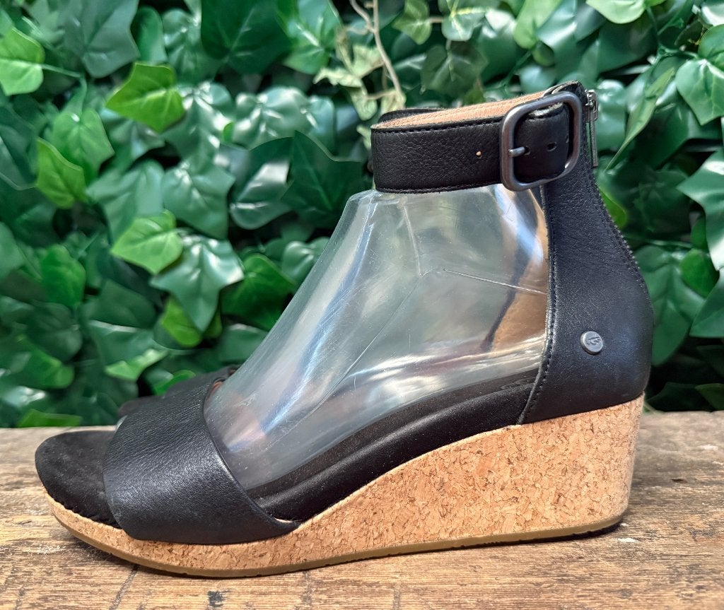 Bijna Nieuwe sandalen van Ugg maat 40, UGG, Zwart, Zo goed als nieuw, Ugg