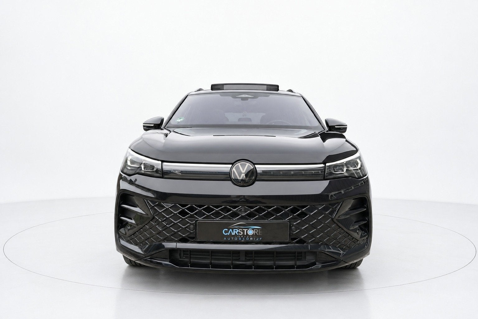 Foto 2 van Volkswagen Tiguan 1.5 eTSI 3x R Line PANO IQ HEAD UP H&K 360