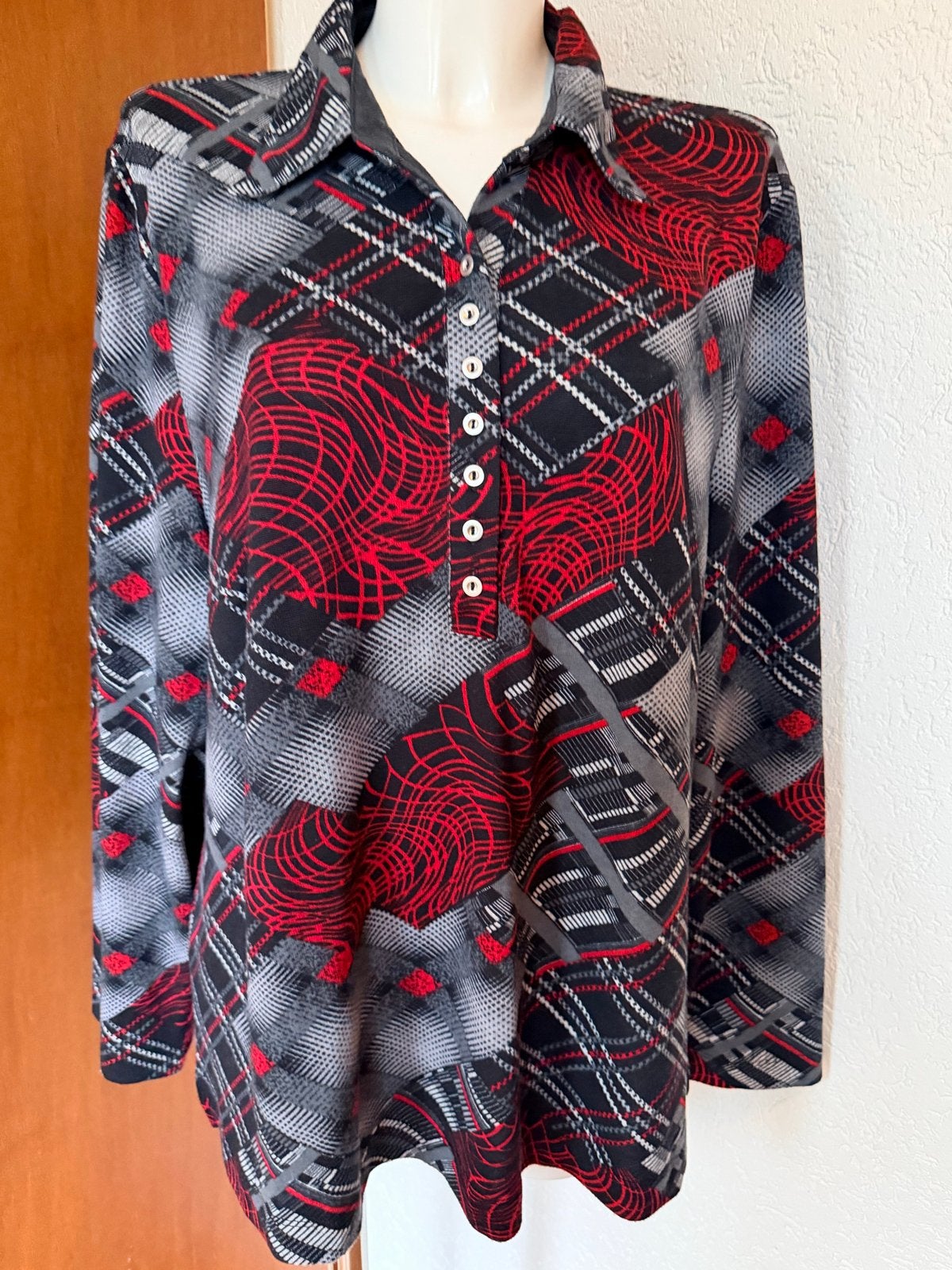 Sensia Blouse Maat 52 - Zwart, Rood, Grijs Patroon, Ophalen of Verzenden, Zo goed als nieuw