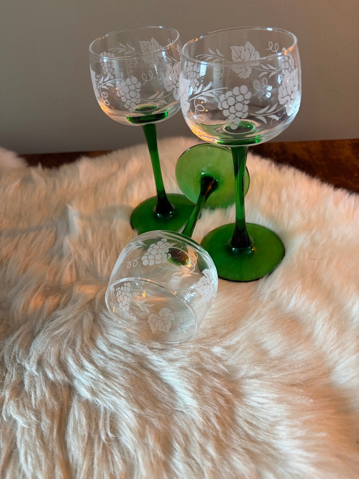 Set van 3 Vintage Groene Wijnglazen met Druivenmotief, Ophalen