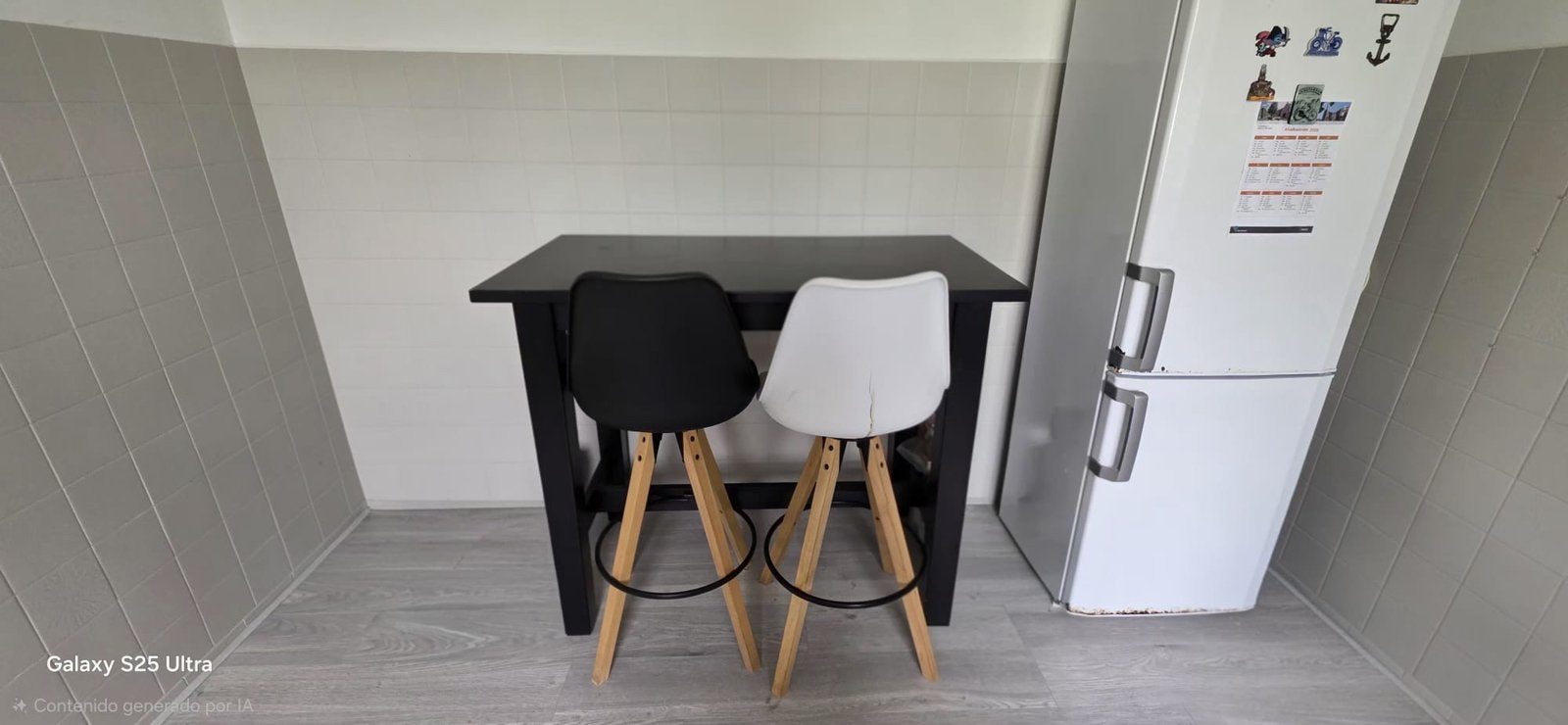 Hoge tafel met twee krukken., Ophalen, Zo goed als nieuw