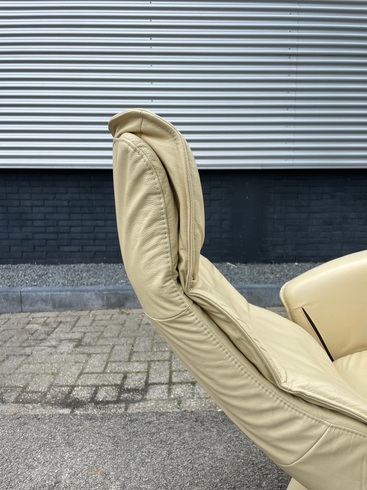 Foto 9 van Creme kleurige leren relax fauteuil / relax stoel