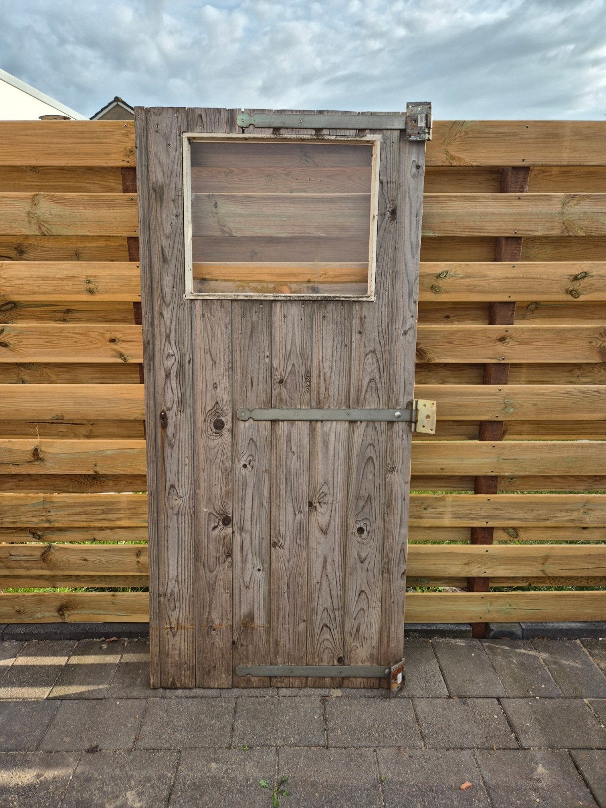 Robuuste houten deur met raam en scharnieren, Doe-het-zelf en Verbouw, Ophalen, Gebruikt, 80 tot 100 cm, Overige typen