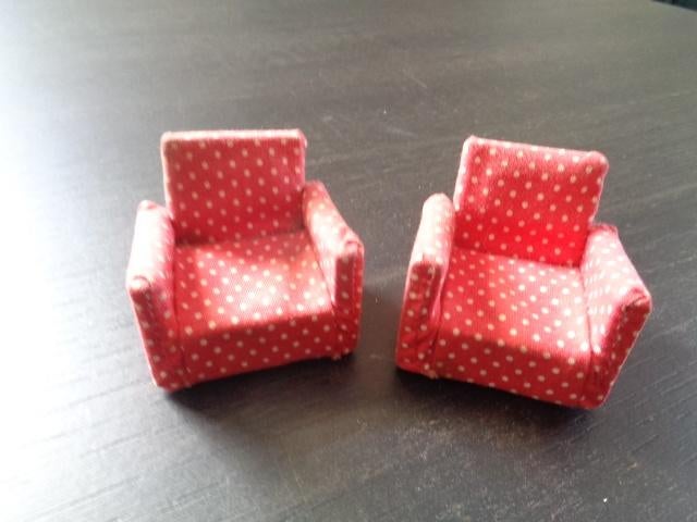 2 rode stoffen fauteuils / stoelen voor een poppenhuis., Ophalen of Verzenden, Gebruikt, Poppenhuis