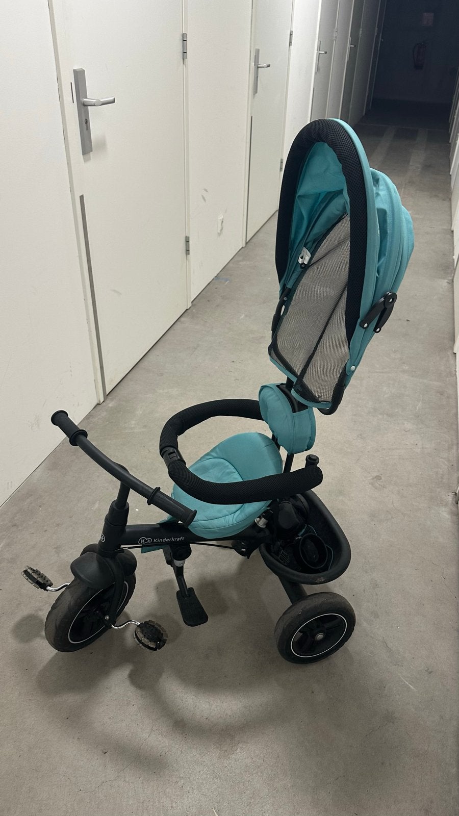 Kinderkraft driewieler turquoise met duwstang, Fietsen en Brommers, Ophalen, Zo goed als nieuw, Duwstang