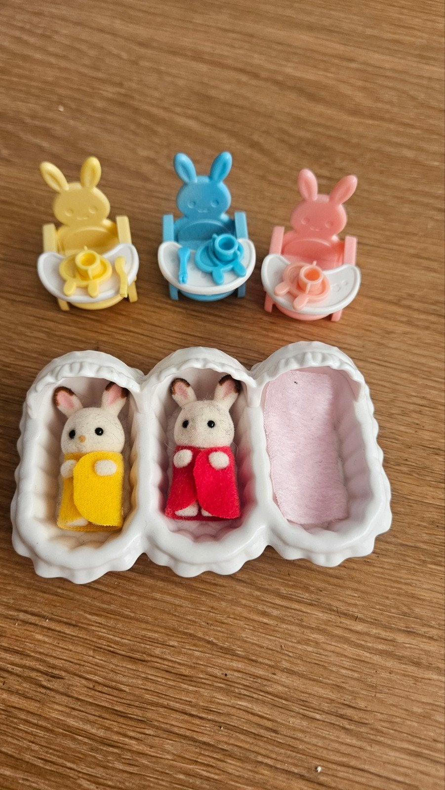 Sylvanian Families Konijnen Tweeling met wiegje stoeltje, Ophalen of Verzenden, Gebruikt, Jongen of Meisje