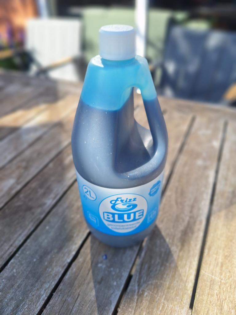 Frizz Blue caravantoilet Reinigingsmiddel 2L, Caravans en Kamperen, Ophalen of Verzenden, Nieuw