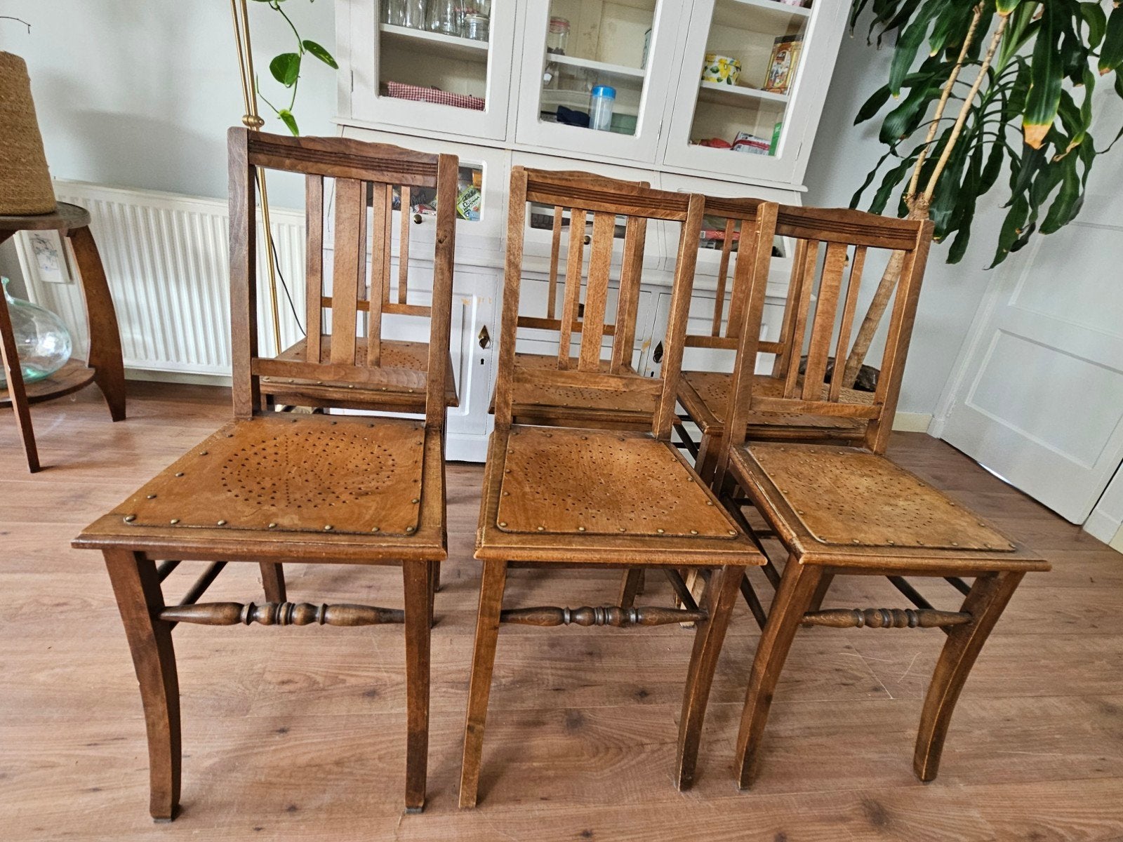 6 prachtige stoelen uit de grote kerk in Breda, Ophalen