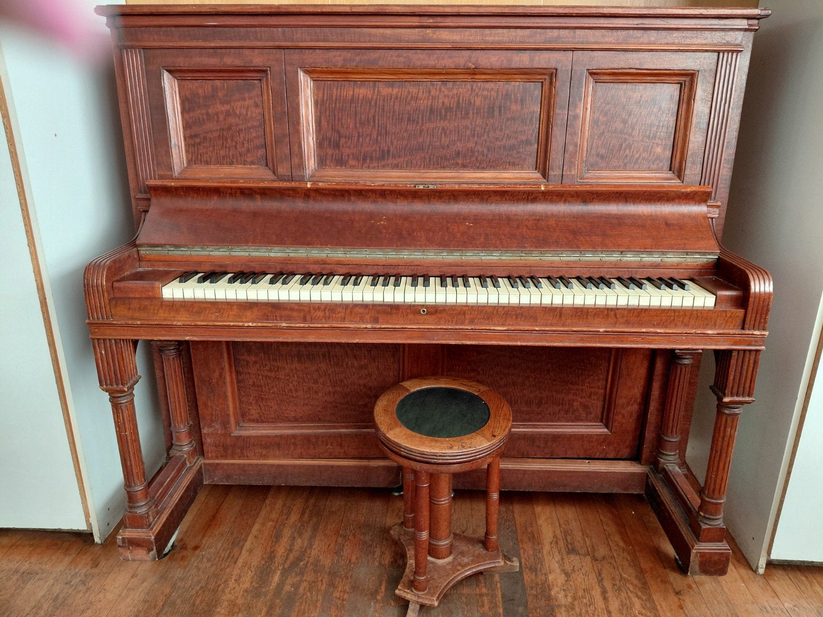Antieke piano uit 1837, bruin hout, werkt nog redelijk, Muziek en Instrumenten, Piano's, Ophalen, Gebruikt, Zwart