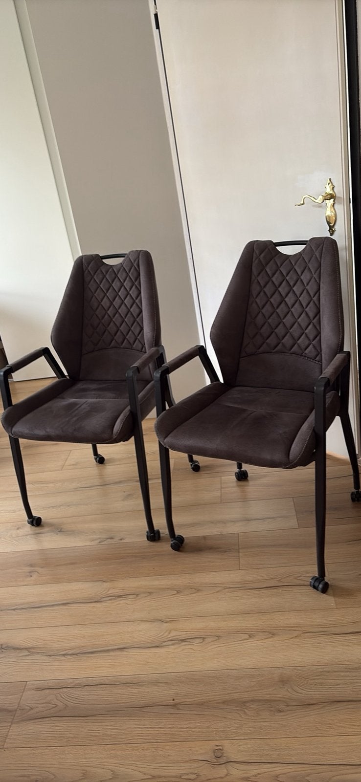 2x Eetkamerstoelen op wieltjes - Donkergrijs / Antraciet, Huis en Inrichting, Ophalen, Twee, Zo goed als nieuw, Stof