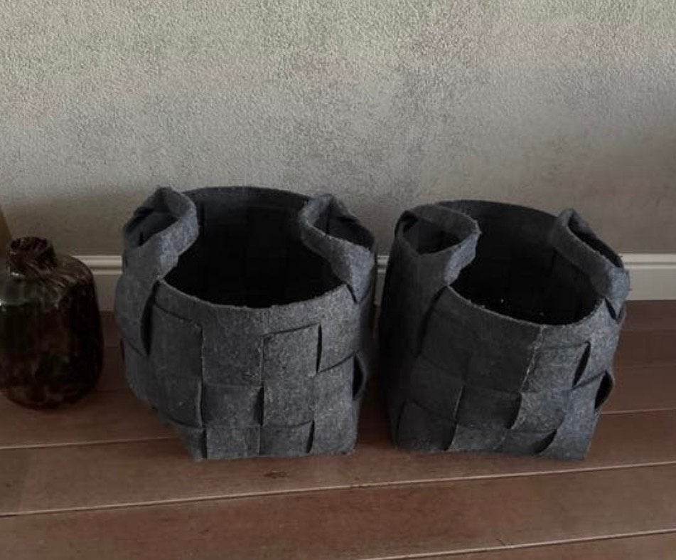 2 Grote Grijze Gevlochten Vilten Opbergmanden, Ophalen, Overige materialen, Gebruikt, Mand
