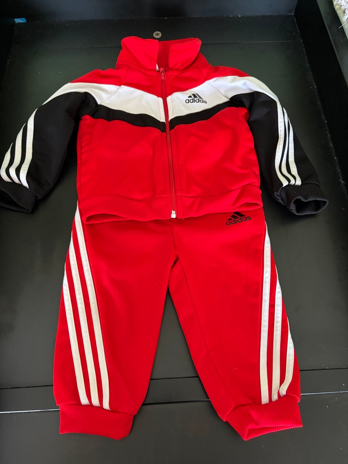 Adidas Trainingspak Rood Zwart Wit - Zo goed als nieuw, Ophalen of Verzenden, Zo goed als nieuw, Jongetje of Meisje