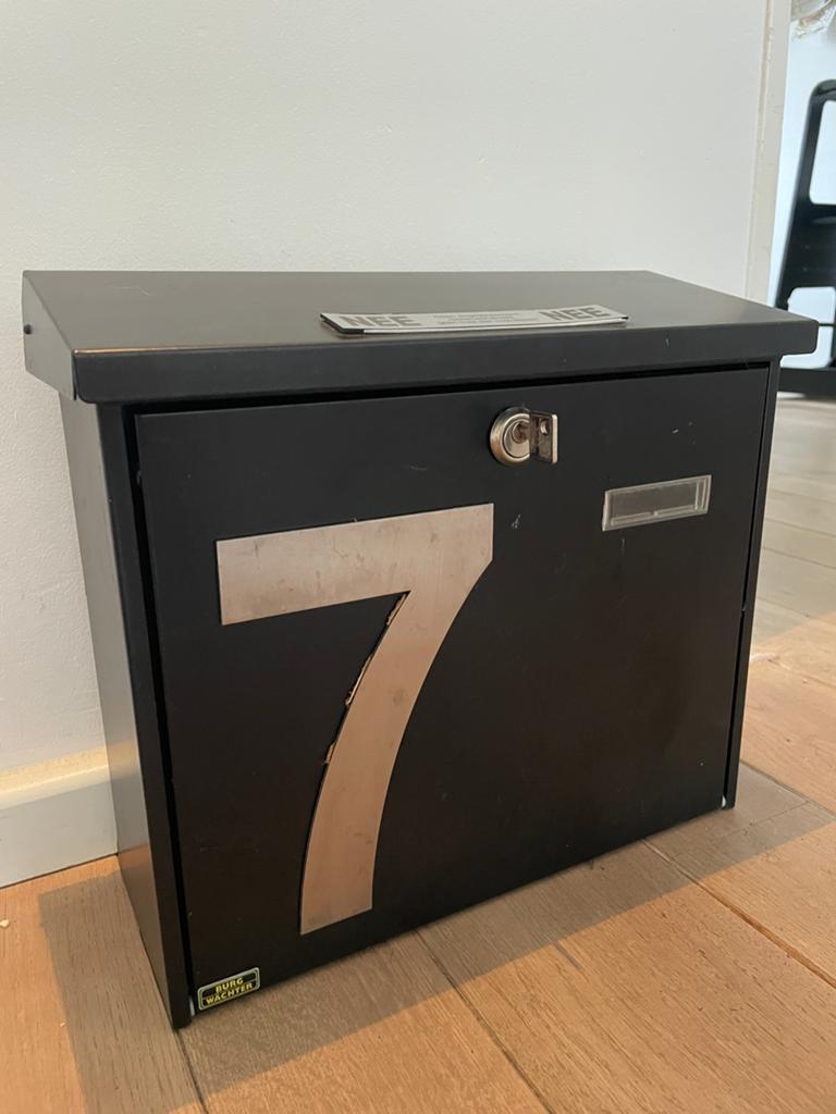 Wandbrievenbus met huisnummer 7, Tuin en Terras, Brievenbussen, Gebruikt, Wandbrievenbus, Staal, Ophalen of Verzenden