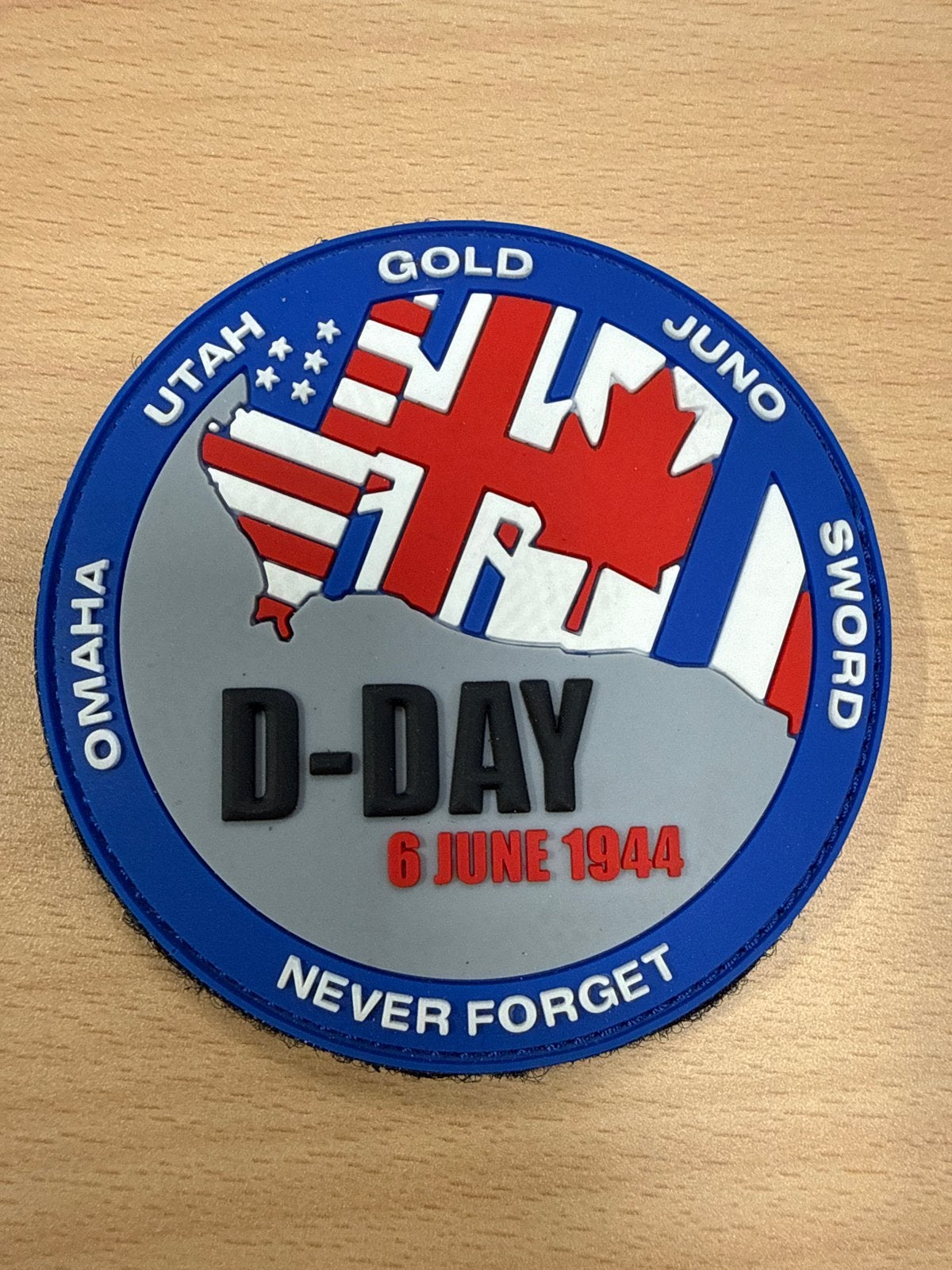 D-Day 6 juni 1944 'Never Forget' Embleem/Badge, Ophalen of Verzenden, Overige soorten, Overige gebieden, Embleem of Badge
