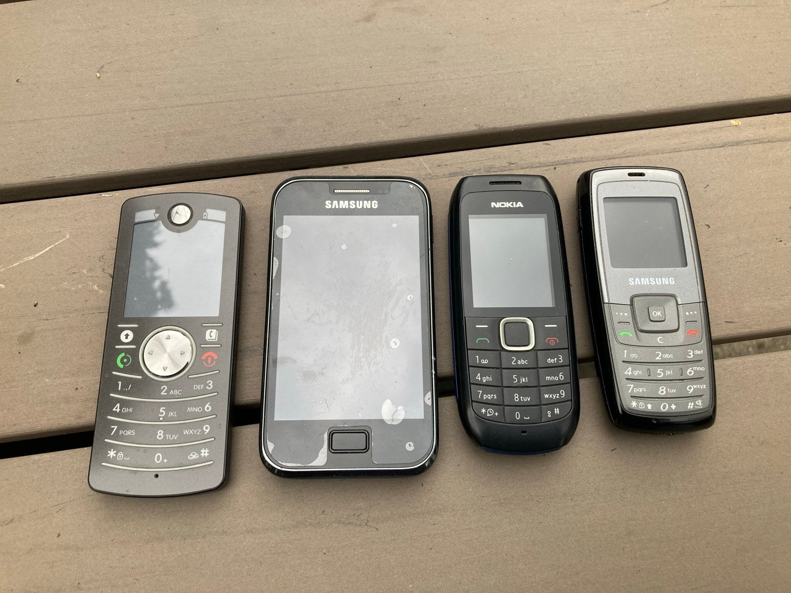 Partij oude mobiele telefoons (Motorola, Samsung, Nokia), Gebruikt, Ophalen of Verzenden, Minder dan 3 megapixel, Klassiek of Candybar