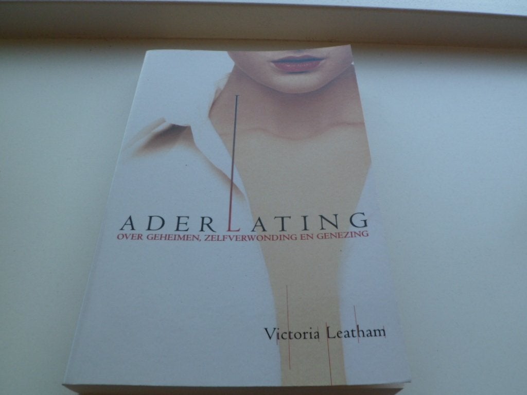 Aderlating - Victoria Leatham, Ophalen of Verzenden, Zo goed als nieuw