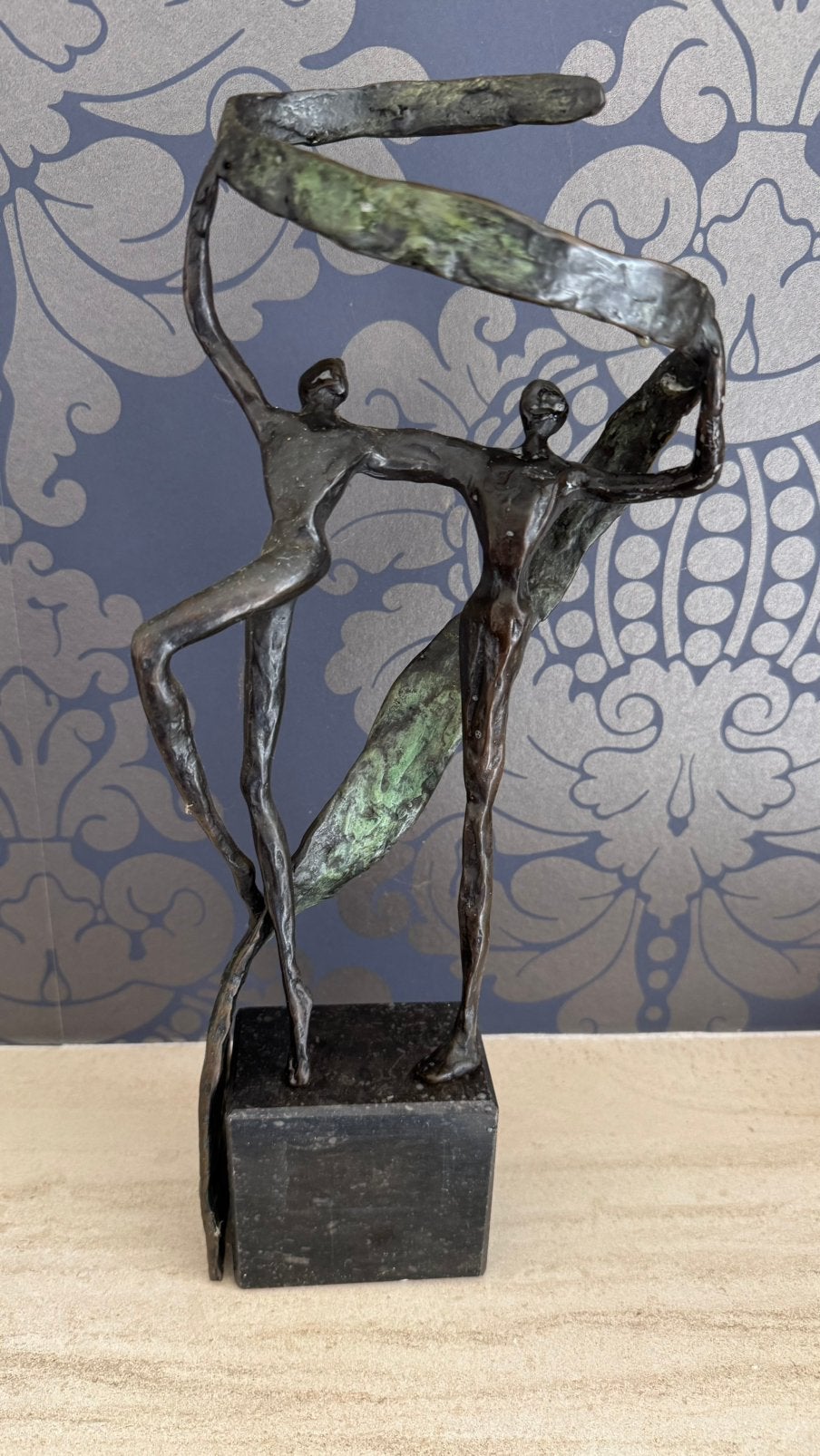 Bronzen beeld uit 1993 CAN Corrie Ammerlaan - van Niekerk, Ophalen, Groep mensen, 20 - 50 cm, Beeld