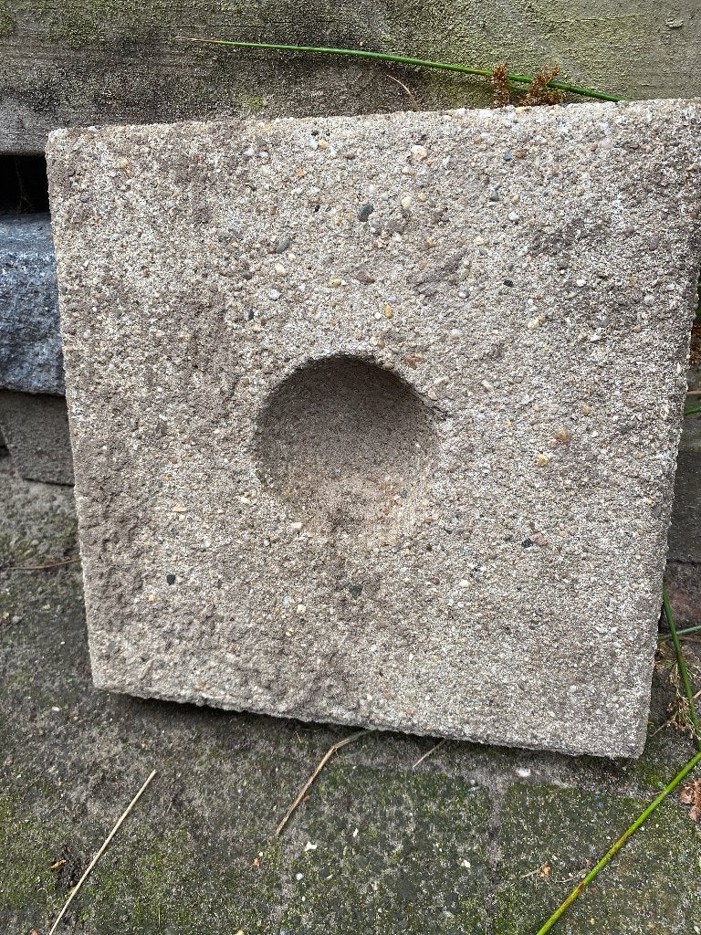 Knikkertegel beton, Ophalen, Gebruikt