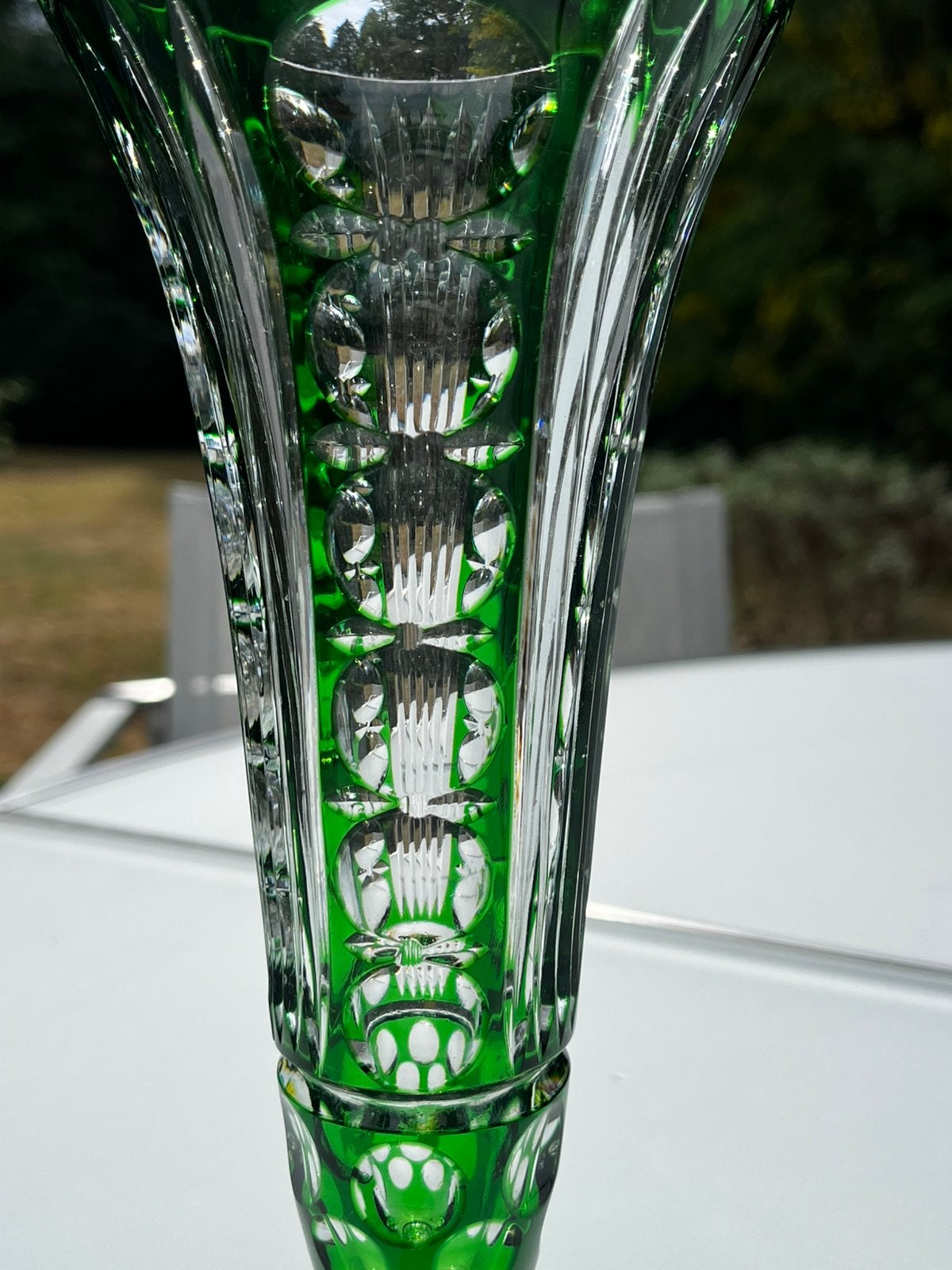 Geslepen groen gedubbeld kristal cut to clear trompetvaas, Antiek en Kunst, Ophalen of Verzenden