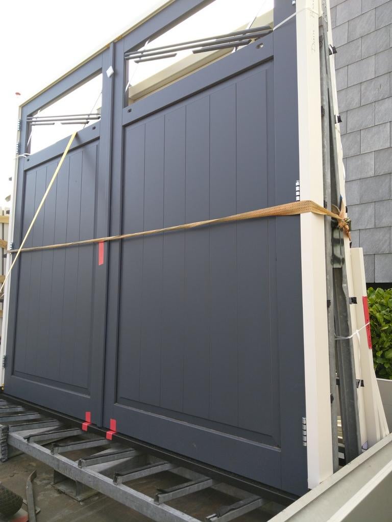 Kozijn met dubbele garage deuren, Ophalen of Verzenden, Hout, 120 cm of meer, 215 cm of meer