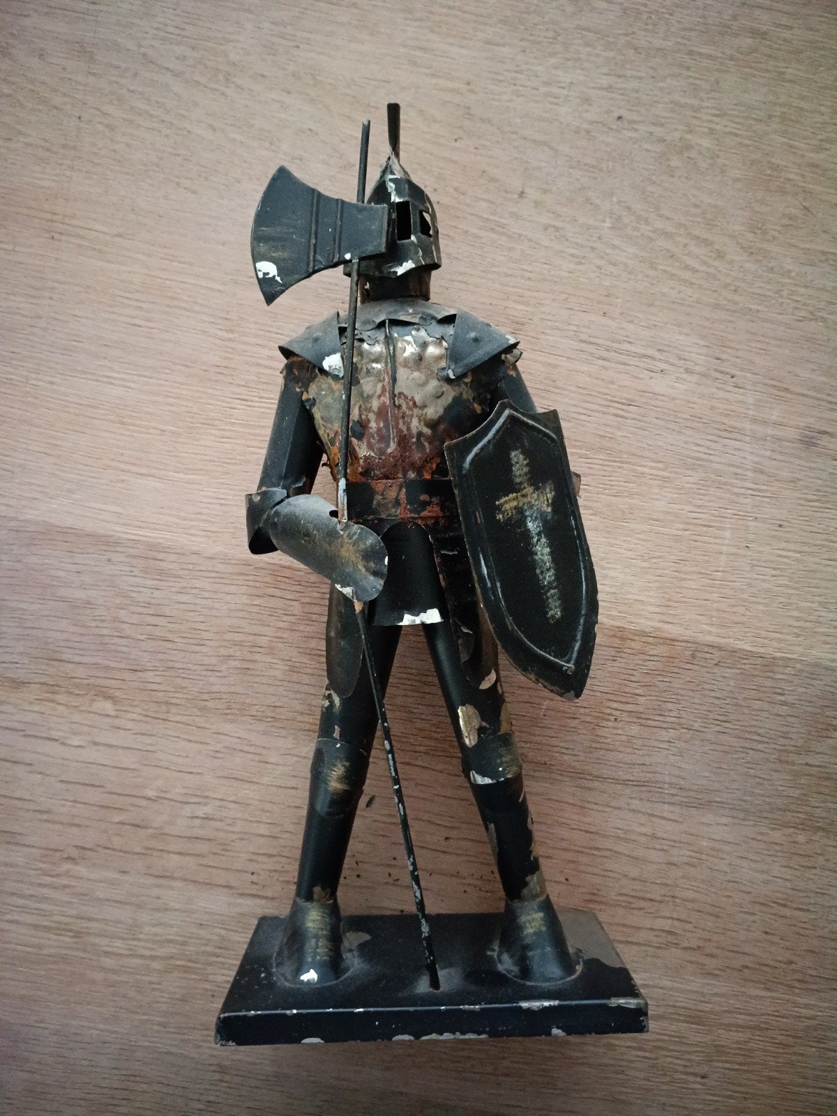 Vintage metalen ridderbeeldje met bijl en schild, Ophalen of Verzenden, Gebruikt