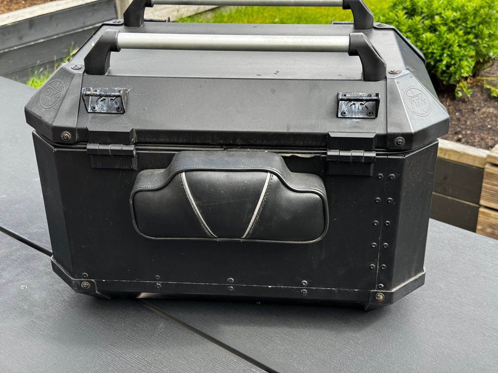 ATK Universele Topkoffer 65L met Bevestigingsplaat, Motoren, Ophalen, Gebruikt