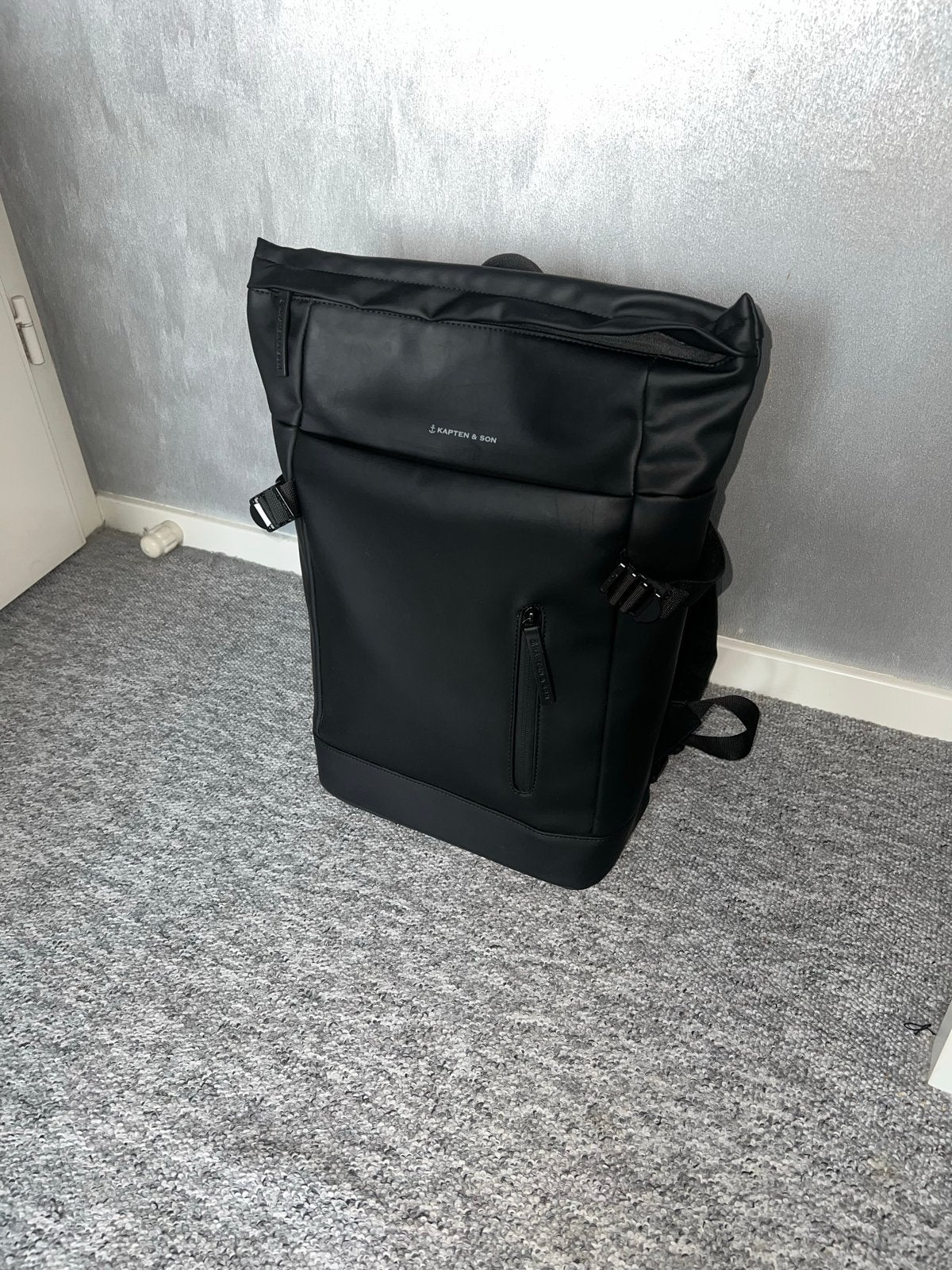 Kapten & Son Helsinki All Black, Sieraden, Tassen en Uiterlijk, Tassen | Rugtassen, 25 tot 40 cm, Ophalen of Verzenden, Zo goed als nieuw