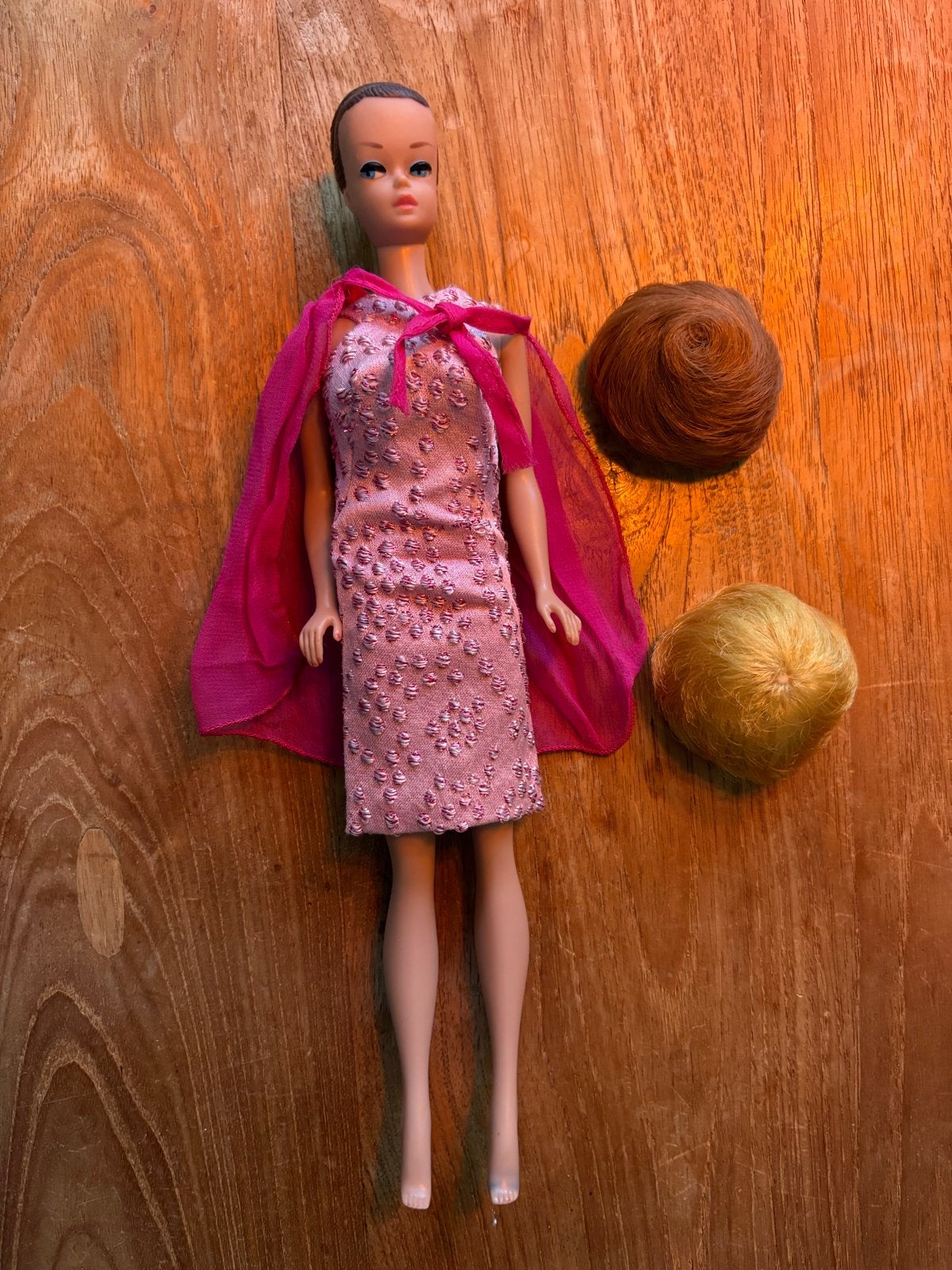 Vintage Barbie met pruiken en roze jurk Fashion Queen Mattel