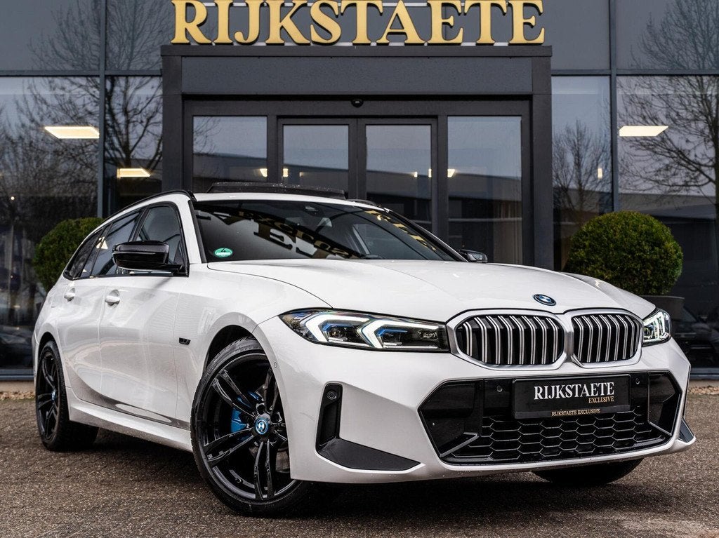 BMW 3-serie Touring 330e xDrive|M-PAKKET|PANO|TREKHAAK|19'', Auto's, BMW, 1998 cc, Gebruikt, 4 cilinders, Wit
