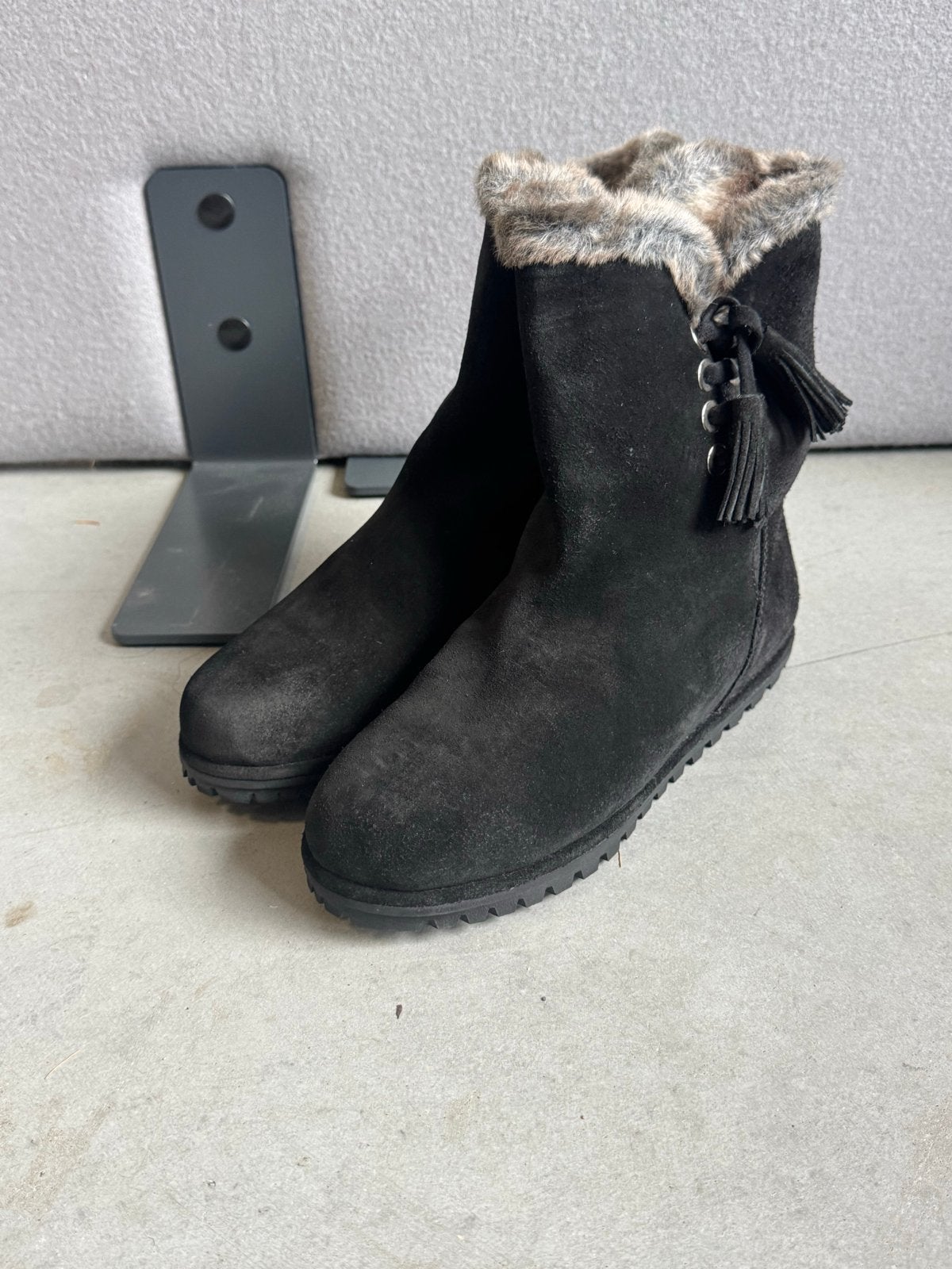 Stuart Weitzman zwarte suède laarzen met bont, maat 37, Ophalen of Verzenden, Zo goed als nieuw, Zwart, Lage of Enkellaarzen