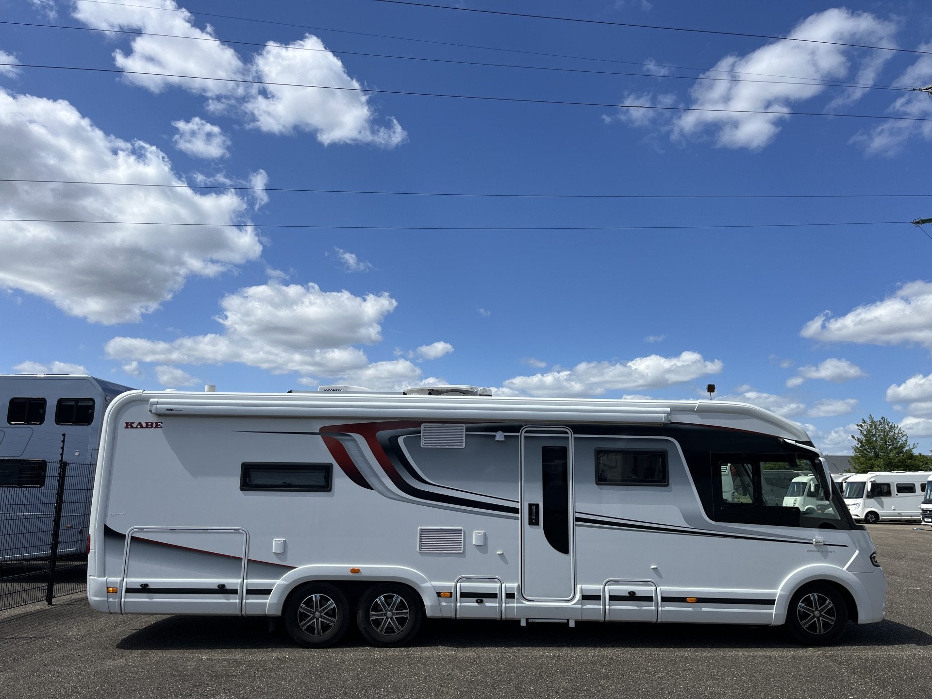 Kabe KABE TMMI 910 T Mercedes Aut 5 persoons met stapelbed L, Caravans en Kamperen, Campers, Galliersweg 39
5349AT  OSS, NL, 9 tot 10 meter