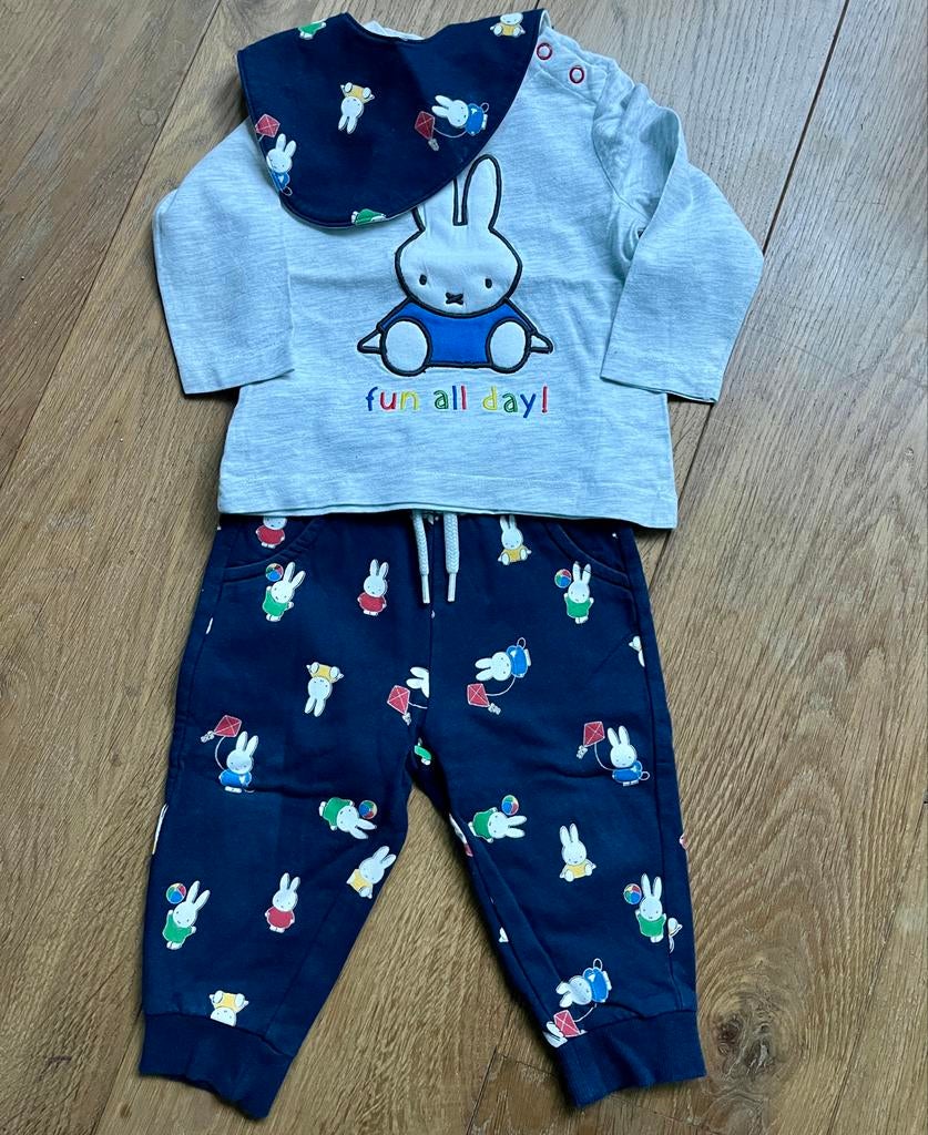 Nijntje Miffy set: Broekje, Shirtje & Slabber - Maat 74, Ophalen of Verzenden, Zo goed als nieuw, Jongetje of Meisje, Setje