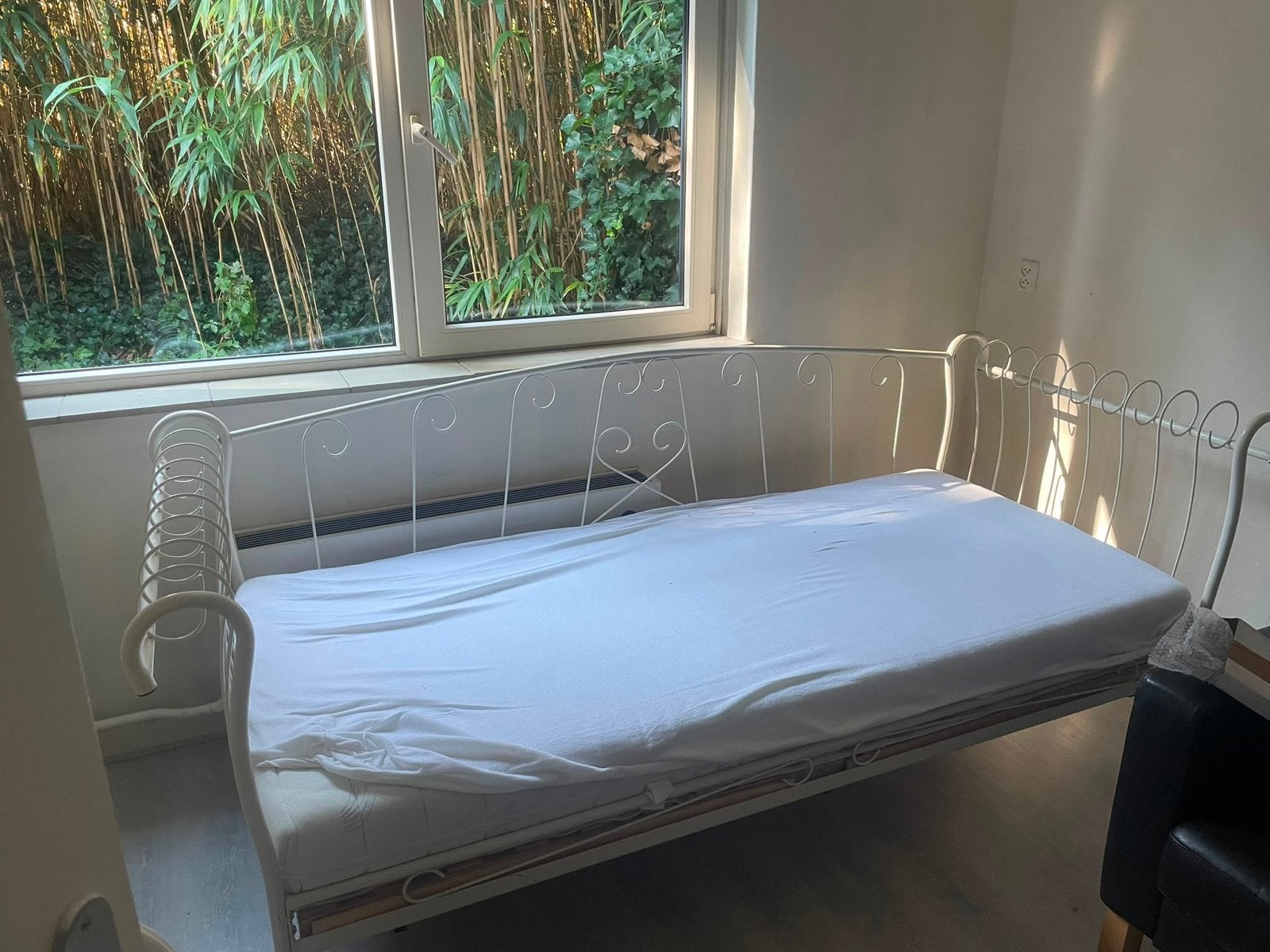 Wit metalen bedbank prinsessenbed met lattenbodem en matras, Ophalen, Gebruikt, 90 cm, Eenpersoons