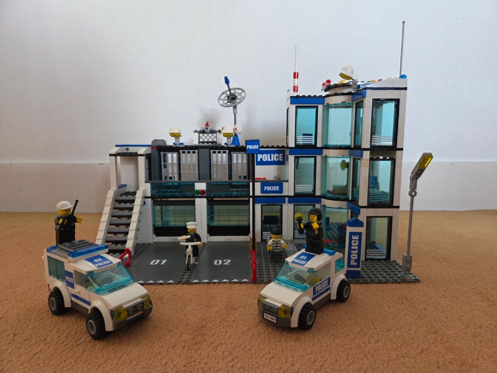 LEGO City 7498 Politiebureau – compleet met 2 auto’s, motor, Ophalen of Verzenden, Gebruikt