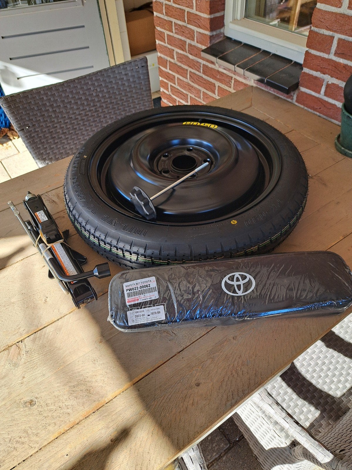 Origineel Toyota Corolla thuiskomer 125/70/17 met krikset, Auto-onderdelen, Ophalen, Banden en Velgen, Nieuw, 17 inch