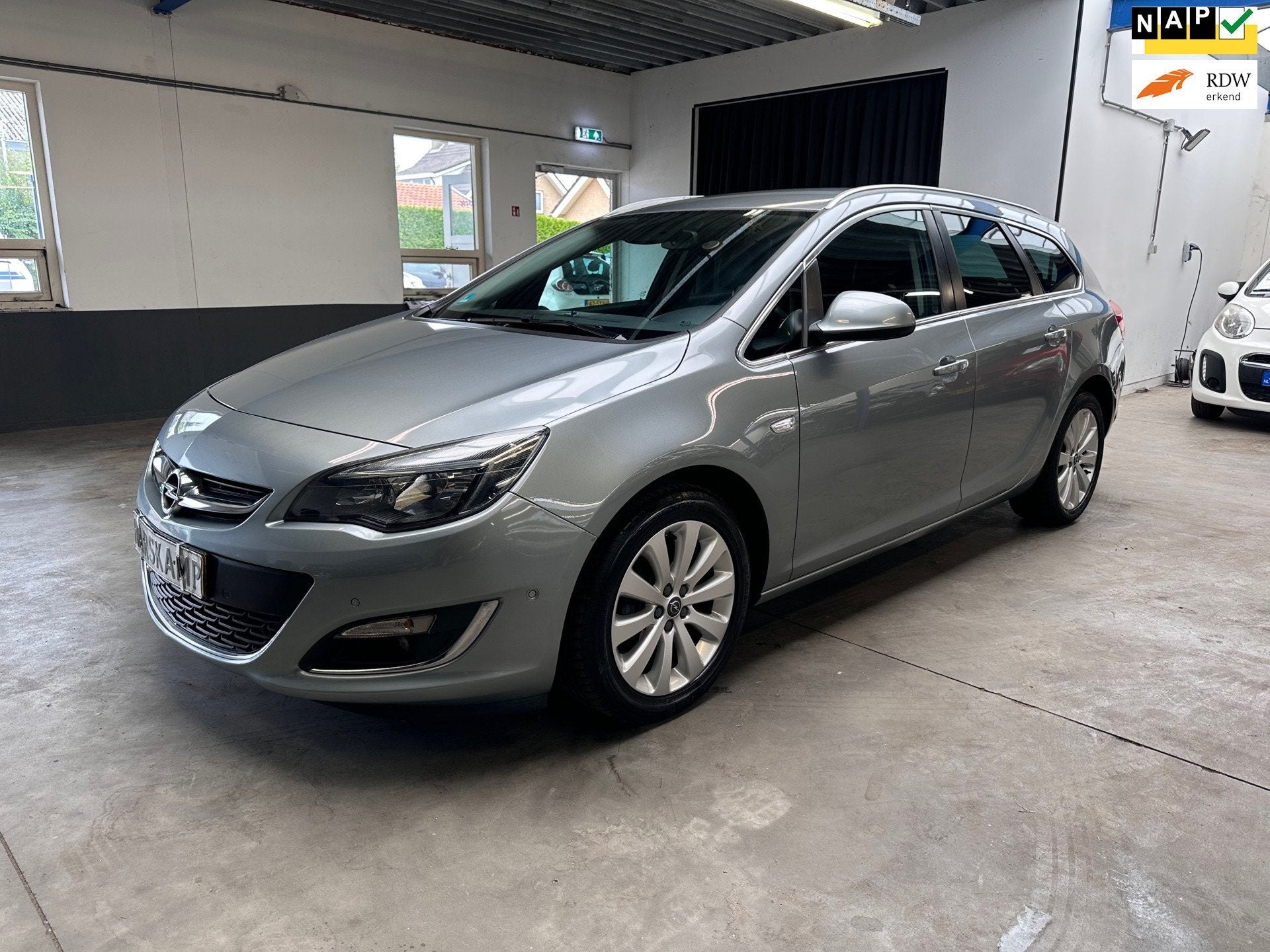 Opel Astra Sports Tourer 1.4 Turbo Cosmo, Voorwielaandrijving, Euro 5, Gebruikt, Zwart