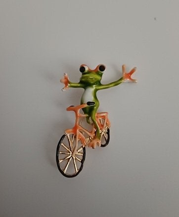 Goudkleurige broche kikker groen op oranje fiets, Ophalen of Verzenden, Nieuw, Groen, Overige materialen