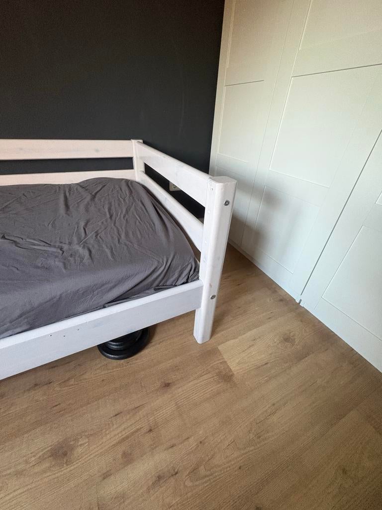 Wit houten eenpersoonsbed met nachtkastje van Flexa, Huis en Inrichting, Slaapkamer | Bedden, Ophalen, Gebruikt, 90 cm, Eenpersoons