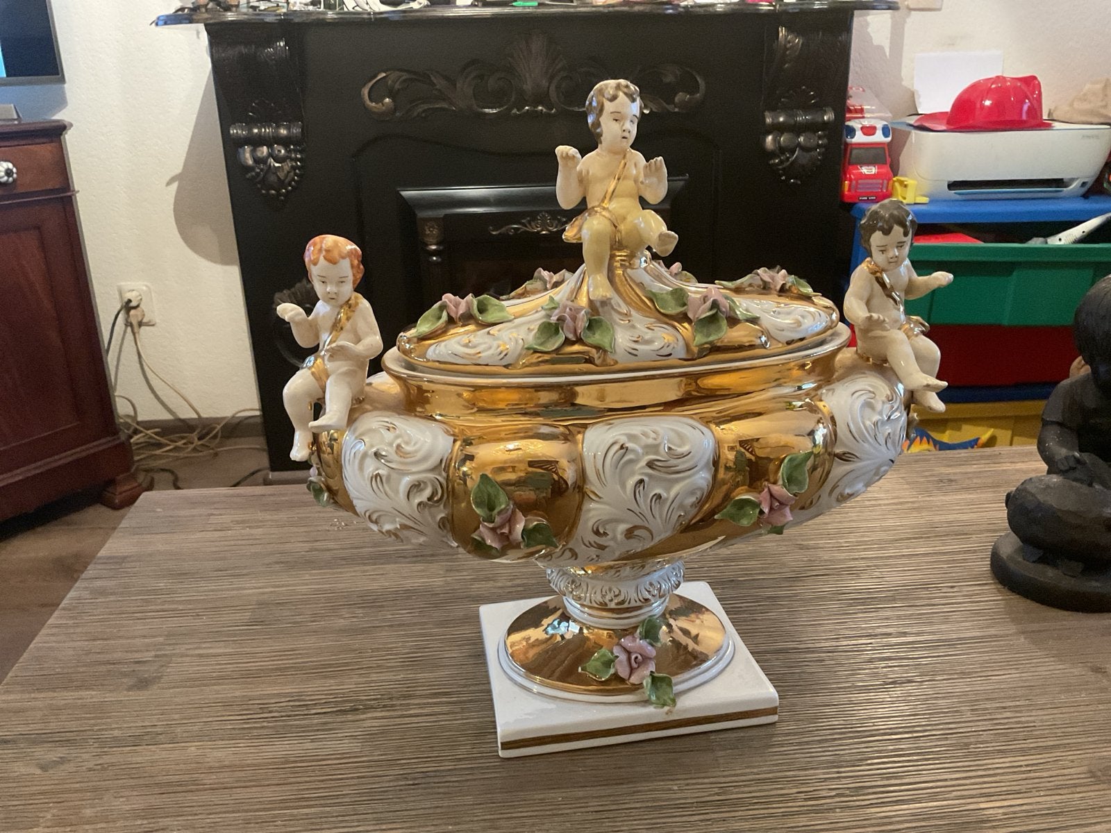 Prachtige Italiaanse schaal met cherubijnen en bloemmotief, Ophalen