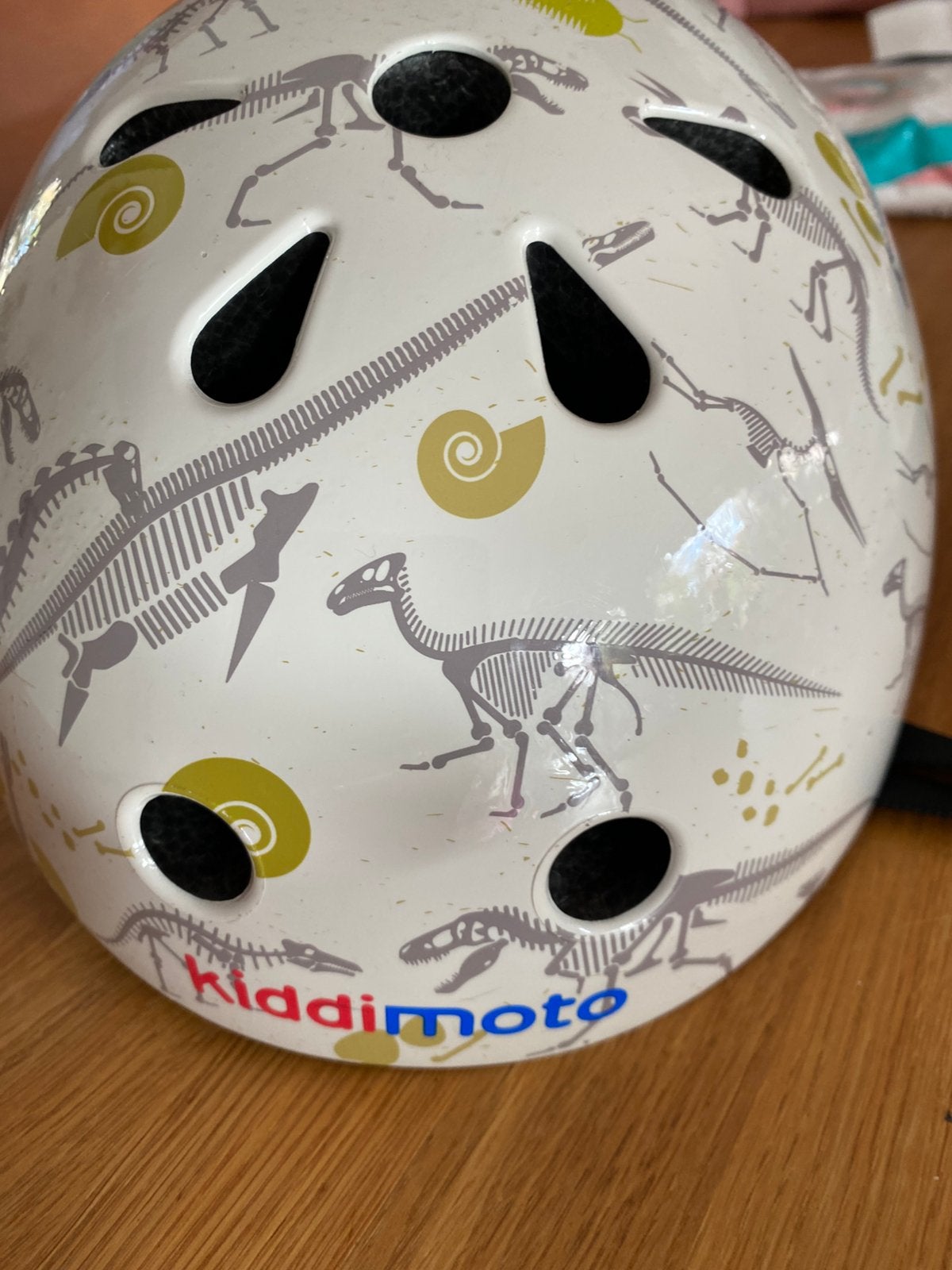 Kiddimoto fietshelm dino sleletjes, Ophalen, Zo goed als nieuw, Overige maten, Jongen