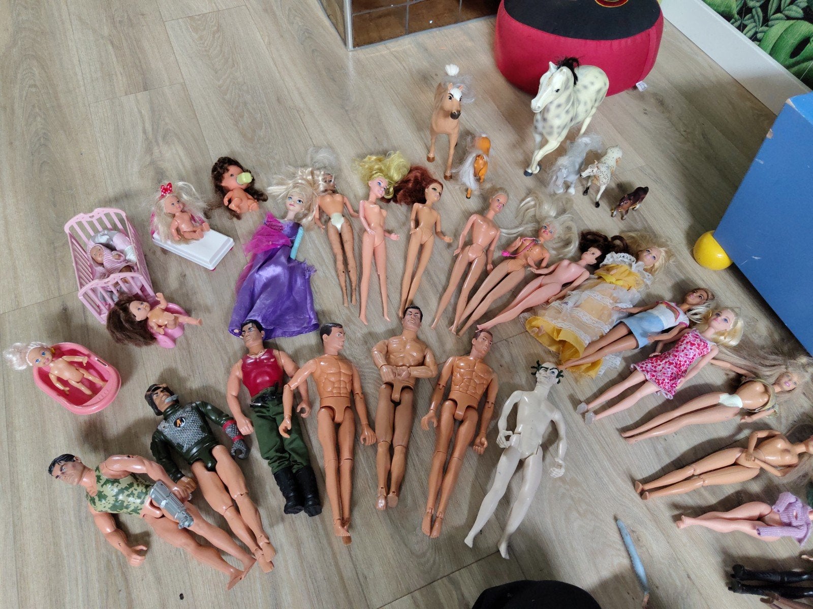 Grote Kist vol Barbies, Kens, Poppen, Kleding en Paarden, Ophalen, Gebruikt, Barbie