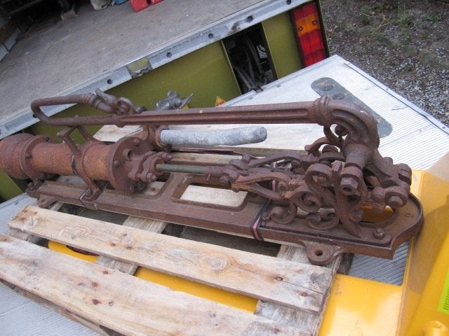 Prachtig gedecoreerde antieke Franse waterpomp, 170 cm hoog!, Ophalen