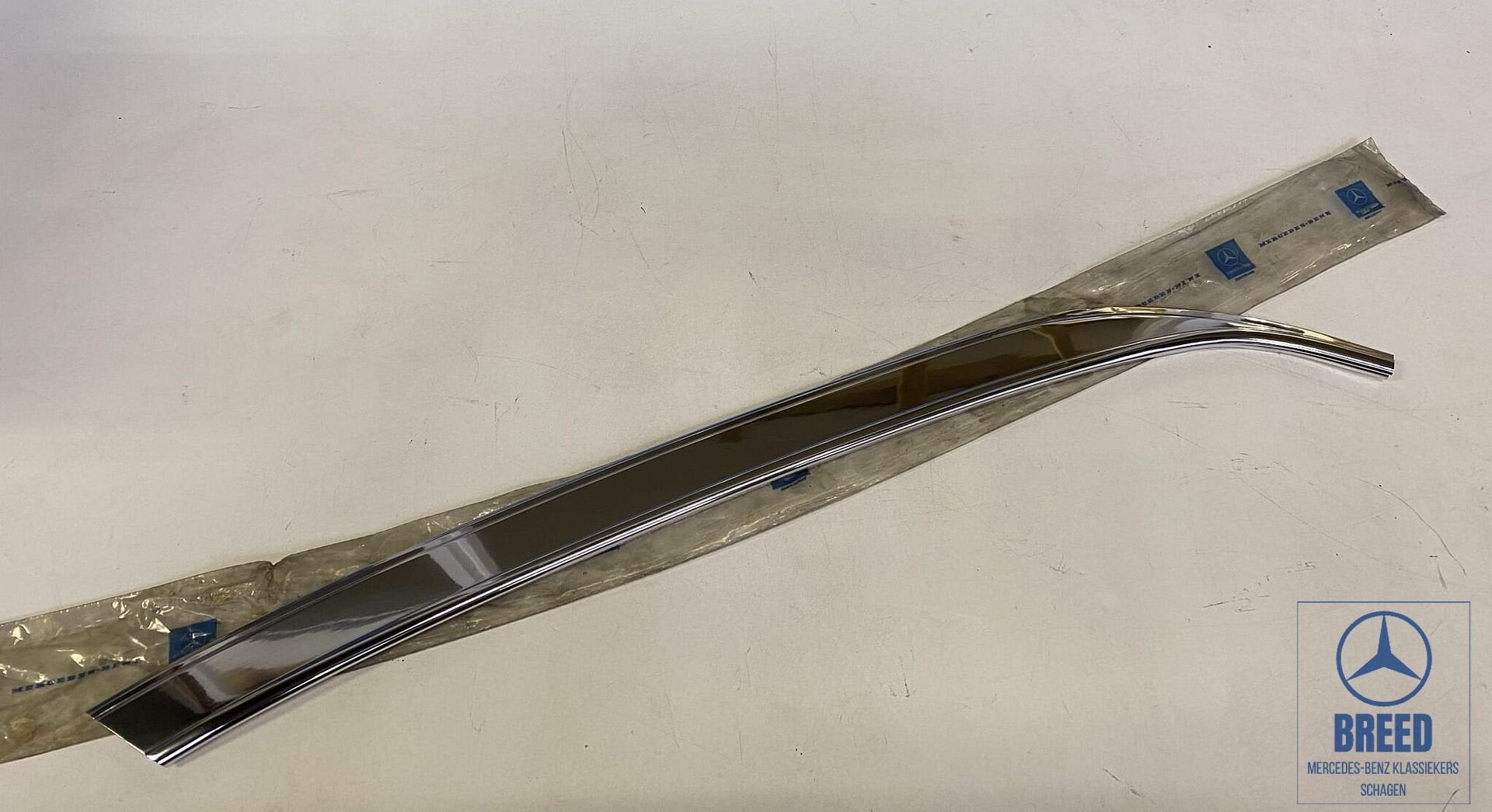 NOS sierlijst C-stijl rechts voor Mercedes-Benz W114 W115 /8, Auto-onderdelen, -, Nieuw, Ophalen of Verzenden, -