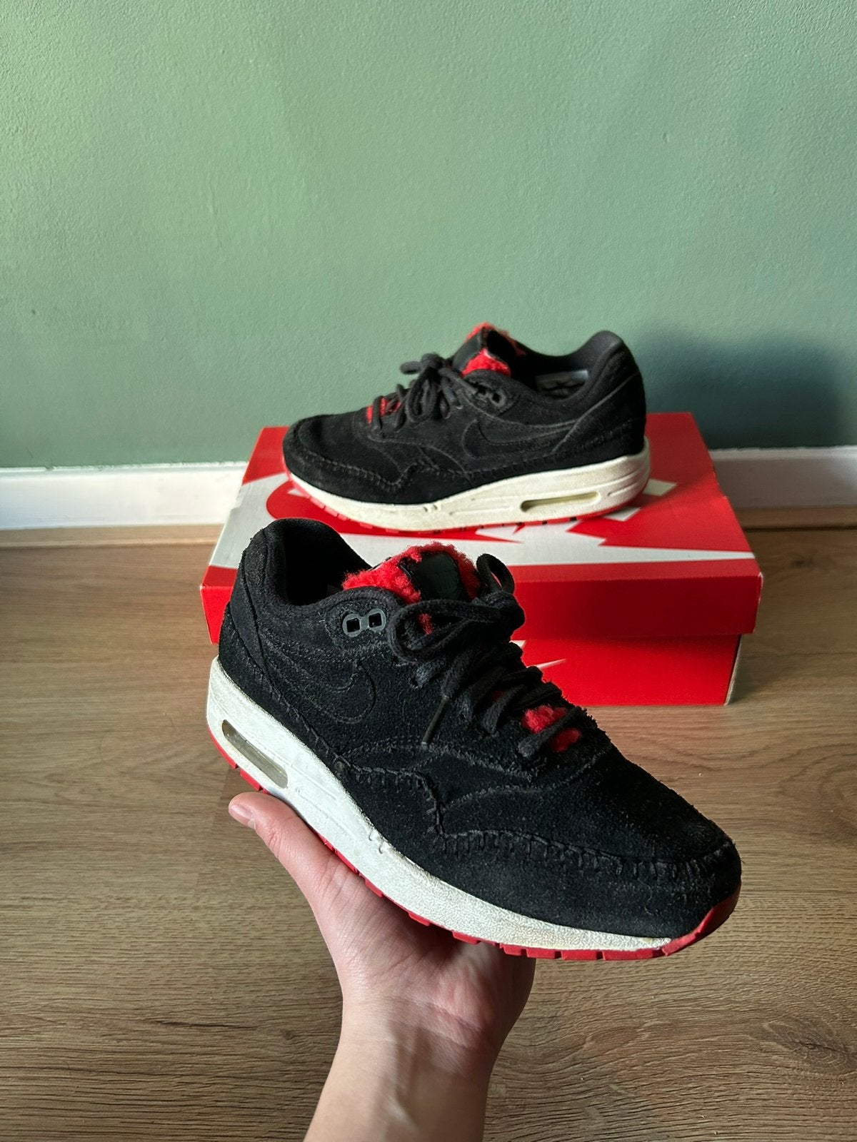 Nike Air Max 1 Premium Sherpa Pack Black - maat 36.5, Zwart, Ophalen of Verzenden, Sneakers of Gympen, Gedragen