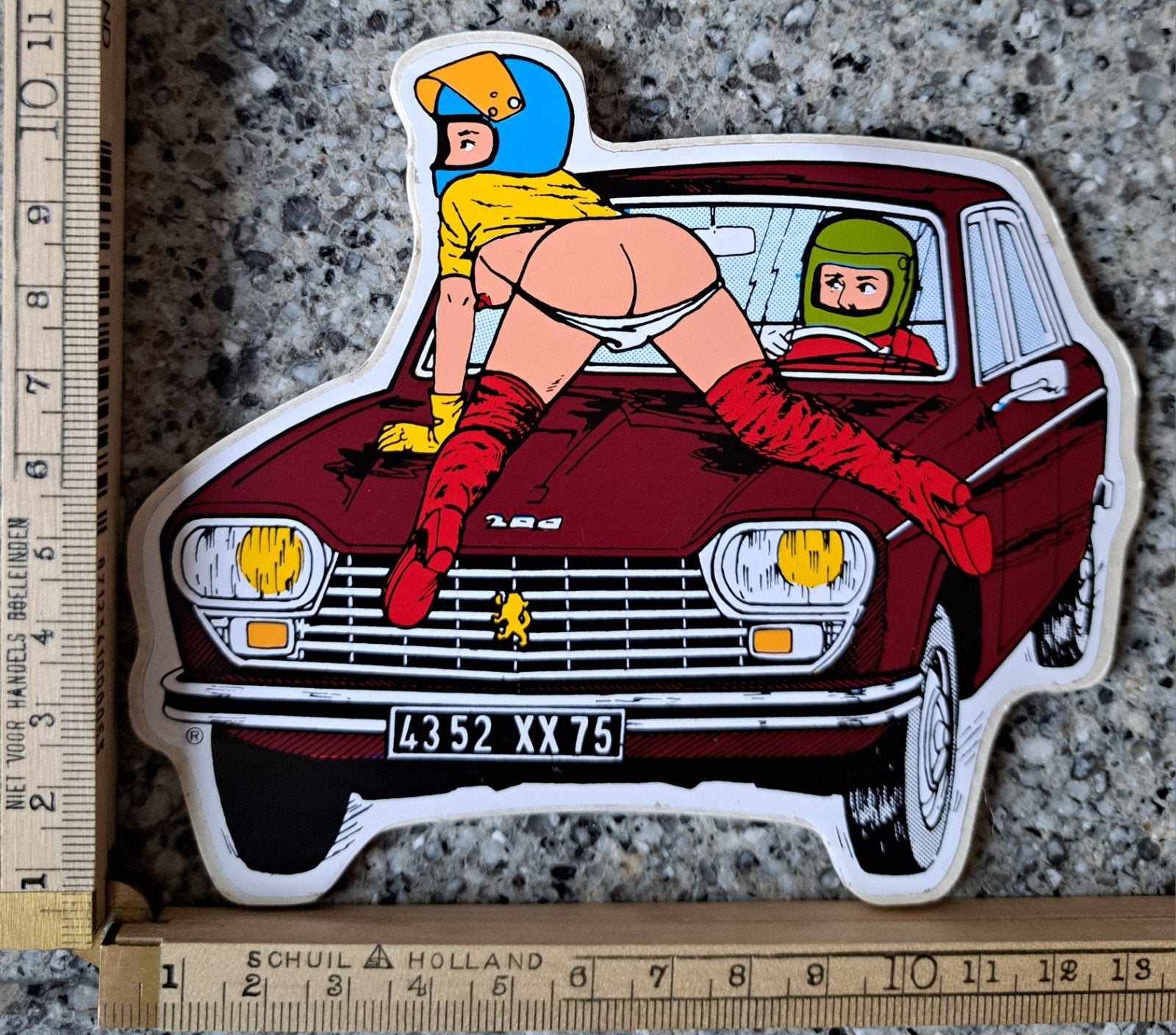 Vintage sticker Peugeot 104 racing team Pin-up sexy dame, Ophalen of Verzenden, Zo goed als nieuw